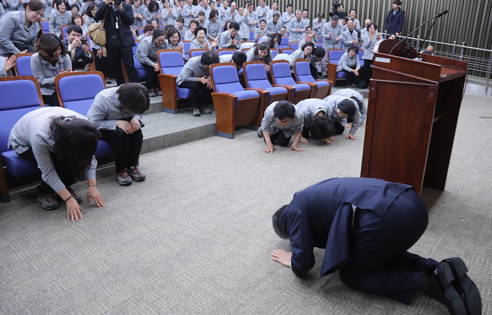  우윤근 국회 사무총장이 지난 2일 오전 국회에서 열린 '국회 청소노동자' 직접고용 기념 신년행사에서 "너무 늦게 국회직원으로 모셨다"고 말한 뒤 "앞으로 잘 모시겠다"며 노동자들을 향해 큰절을 하고 있다.