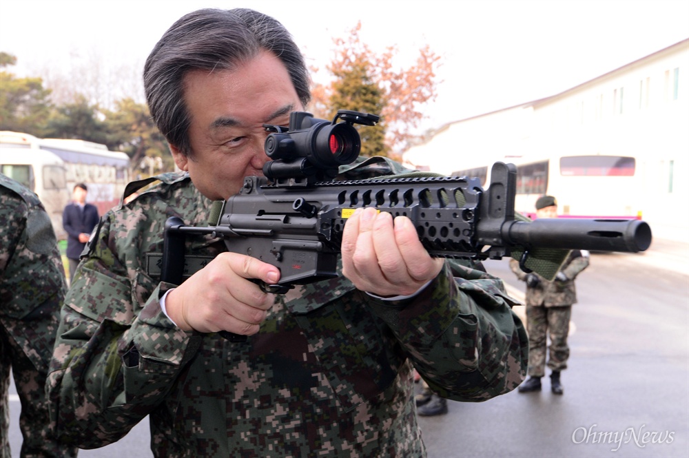 총기 든 김무성 의원 개혁보수신당 김무성 의원이 2일 경기 파주 1사단 수색대대를 방문해 전시된 총기를 들어보고 있다. 보수신당은 이날 1사단 지역내 도라전망대에서 시무식을 가졌다.

