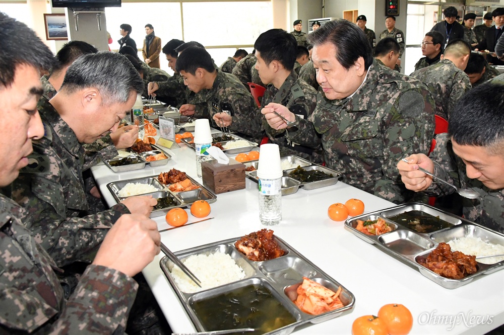 장병들과 식사하는 김무성 개혁보수신당 김무성 의원이 2일 오전 경기도 파주시 1사단 수색대대를 방문해 장병들과 식사를 하고 있다. 
