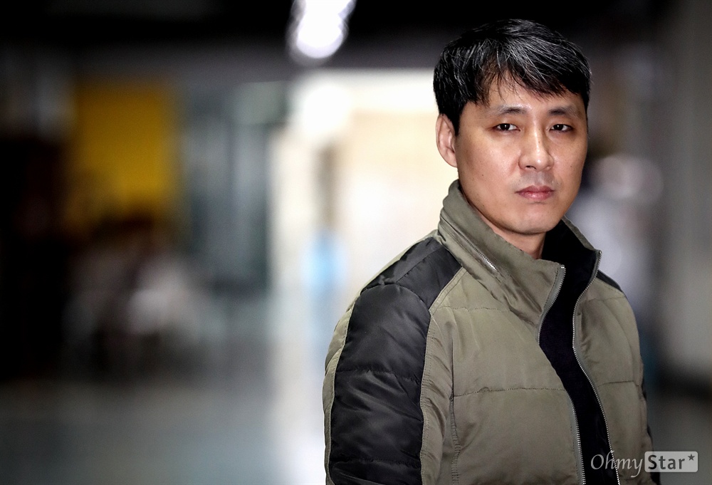 다큐멘터리 <7년-그들이 없는 언론>의 김진혁 피디가 4일 오후 서울 석관동 한국예술종합학교에서 인터뷰에 앞서 포즈를 취하고 있다.