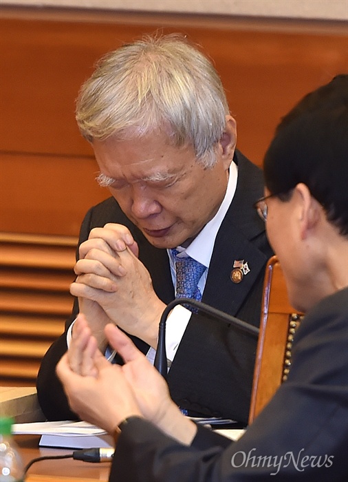 서석구, 두 손 모아 '탄핵무효' 간절한 기도(?) 박근혜 대통령 탄핵심판 제2차 변론기일인 5일 오전 서울 종로구 재동 헌법재판소 대심판정에서 박근혜 대통령 측 서석구 변호사가 자리에 앉아 두 손 모아 기도하고 있다.