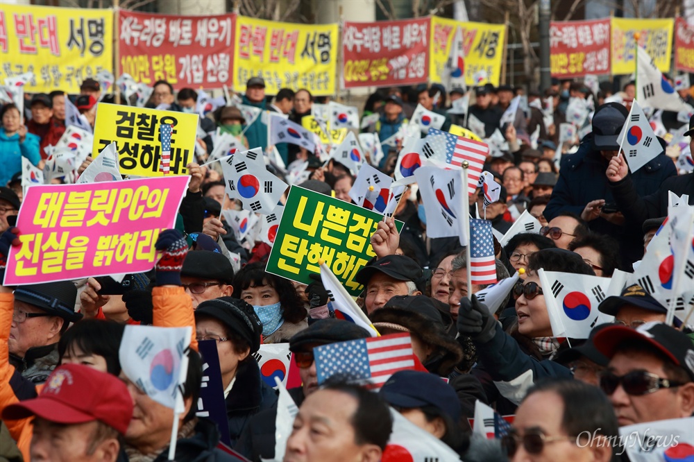 '탄핵반대' 청계광장에 모인 박근혜 지지자들 7일 오후 서울 청계광장에서 새로운한국을위한국민행동(집행위원장 서경석)주최로 ‘박근혜 대통령 탄핵반대 - 태블릿PC 조작 손석희 구속 국민대회’를 열고 있다.