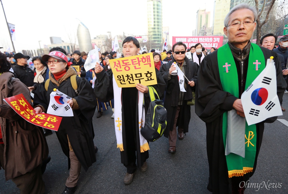 박근혜 탄핵 반대 집회 참석한 목회자 "탄핵무효" 박근혜 대통령 탄핵반대 집회에 참석한 목회자들이 7일 오후 서울 강남구 박근혜 정부의 최순실 등 민간인에 의한 국정농단 의혹 사건 규명을 위한 수사를 하고 있는 박영수 특별검사팀 사무실로 행진을 벌이며 대통령 탄핵 기각을 요구하고 있다.