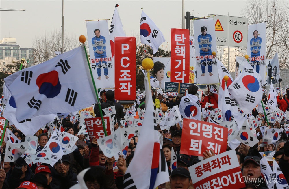 김수남-손석희-김무성 수의 입힌 친박단체 7일 오후 서울 강남구 한국종합무역센터(코엑스) 앞에서 열린 박근혜 대통령 탄핵반대 집회에 참석한 보수단체 회원들과 시민들이 대통령 탄핵 기각을 요구하며 구호를 외치고 있다.
