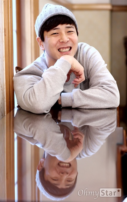 뮤지컬 배우 홍우진이 5일 오후 서울 삼성동의 한 공연장에서 인터뷰에 앞서 포즈를 취하고 있다.