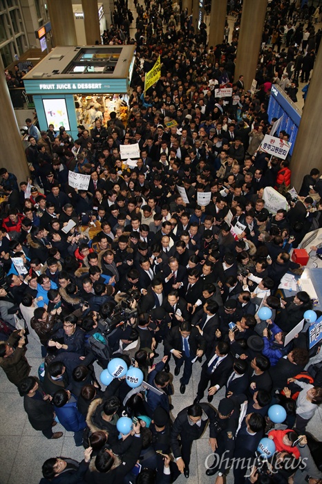 반기문 입국장 '인산인해' 반기문 전 유엔 사무총장이 12일 오후 인천국제공항에 도착해 인파에 둘러싸인 채 이동하고 있다. 