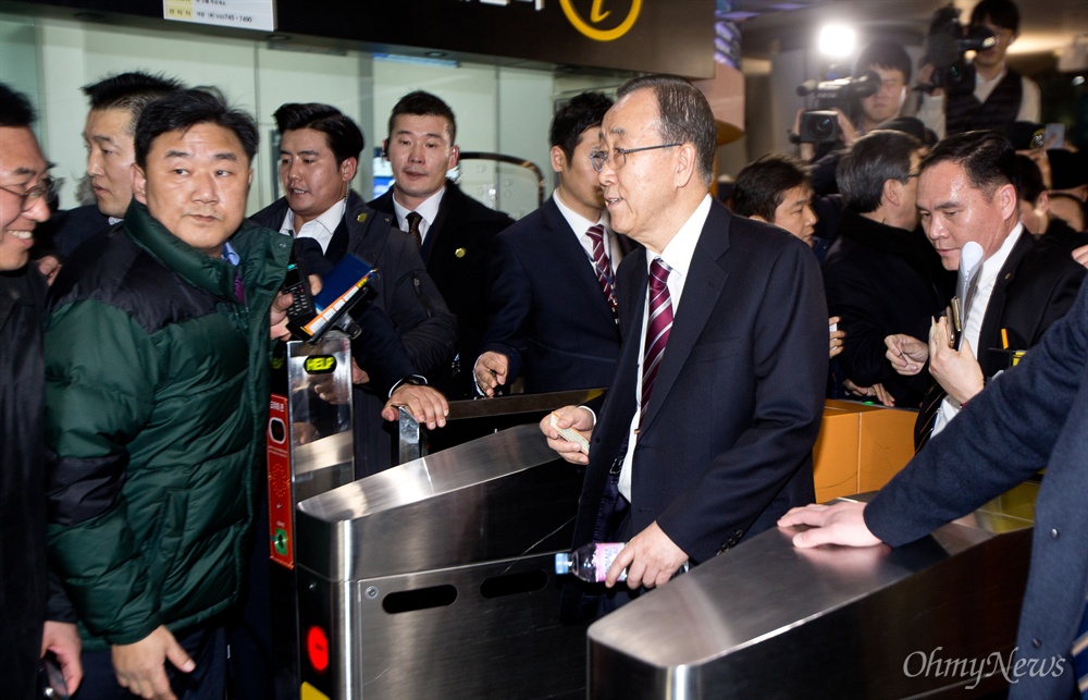 공항철도 타기 위해 이동하는 반기문 반기문 전 UN 사무총장이 귀국한 12일 인천국제공항에서 반 전 총장이 공항철도를 타기 위해 이동하고 있다.