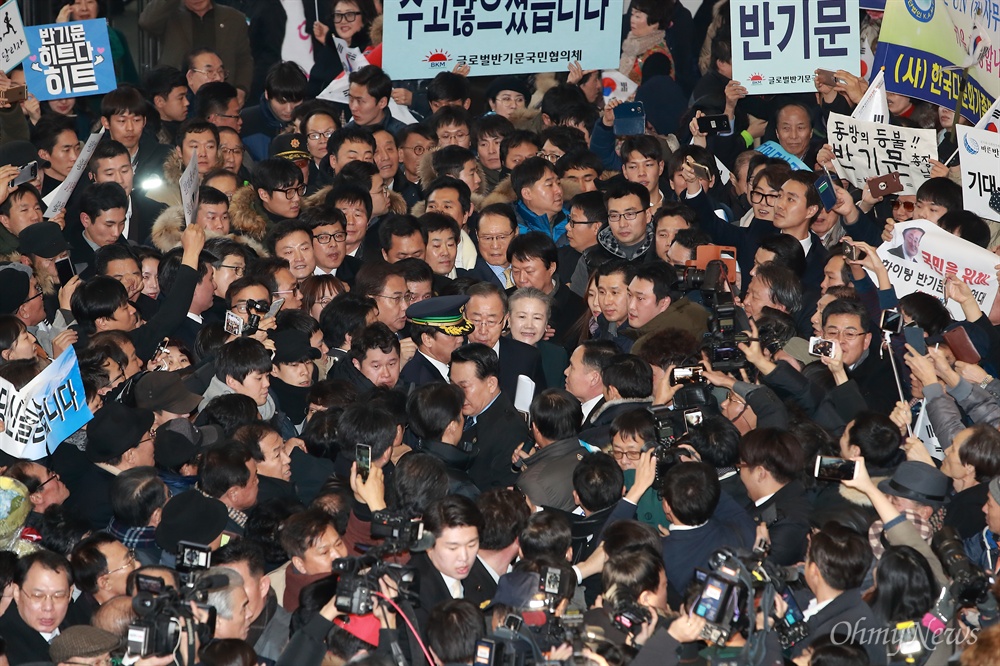 서울역 도착한 반기문 전 총장 반기문 전 유엔사무총장 부부가 12일 오후 인천공항을 통해 귀국한 후 공항철도를 이용해 서울역 대합실에 도착해 시민들에게 인사하고 있다. 경호원, 지지자, 기자들이 반 전 총장 부부를 에워싸고 있다.