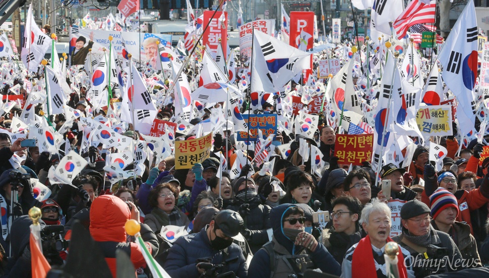 박근혜 탄핵 반대 맞불집회 보수단체 회원과 시민들이 14일 오후 서울 종로구 대학로에서 박사모 주축으로 구성된 '대통령 탄핵기각을 위한 국민총궐기운동본부' 주최로 열린 박근혜 대통령 탄핵반대 집회에 참석해 대통령 탄핵 기각을 요구하고 있다.