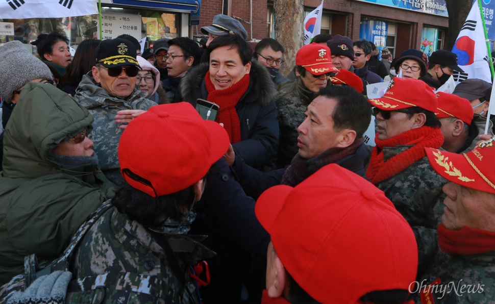 박근혜 탄핵 반대 집회 참석한 김진태 김진태 새누리당 의원이 14일 오후 서울 종로구 대학로에서 박사모 주축으로 구성된 '대통령 탄핵기각을 위한 국민총궐기운동본부' 주최로 열린 박근혜 대통령 탄핵반대 집회에서 참석자들과 인사를 나누고 있다.