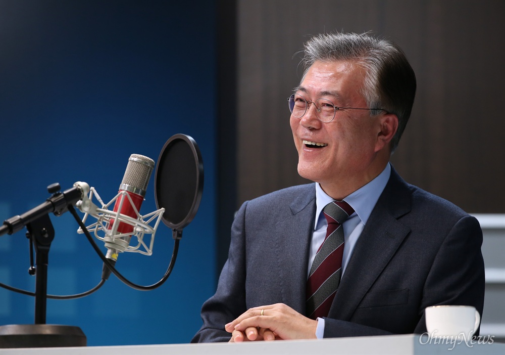  야권의 유력 대선주자인 문재인 전 더불어민주당 대표가 16일 오후 오마이TV <장윤선·박정호의 팟짱>에 출연해 인터뷰하고 있다. 