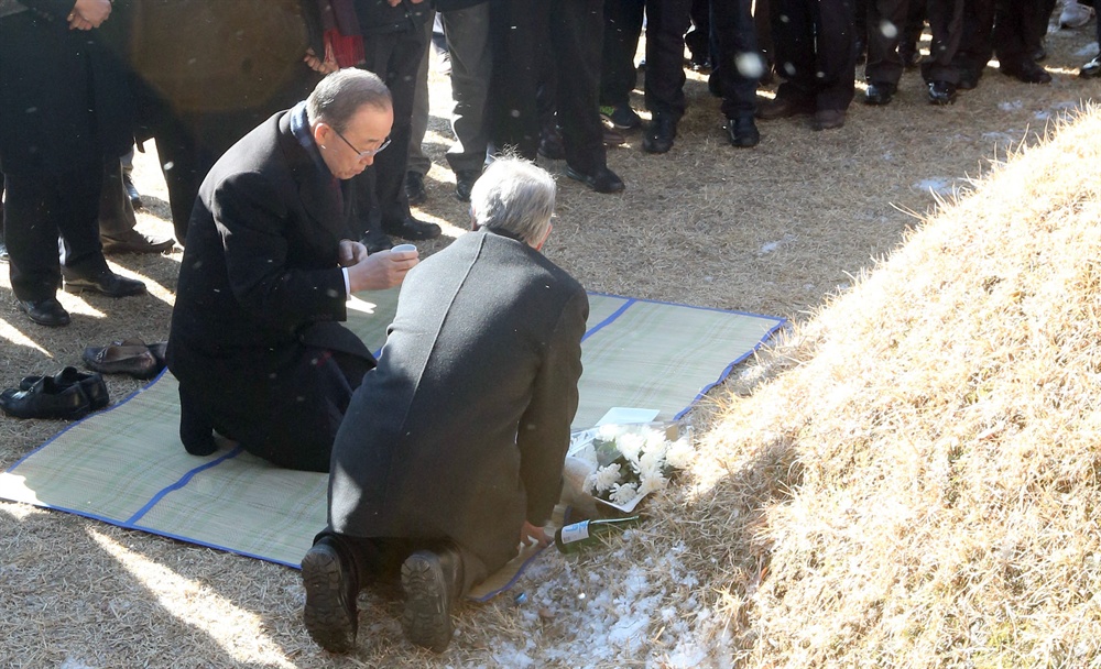  반기문 전 유엔사무총장이 부인 유순택 여사와 함께 지난 14일 고향인 충북 음성군 원남면 상당리 행치마을을 방문, 선친 묘소에 무릎을 꿇은 채 성묘하고 있다. 