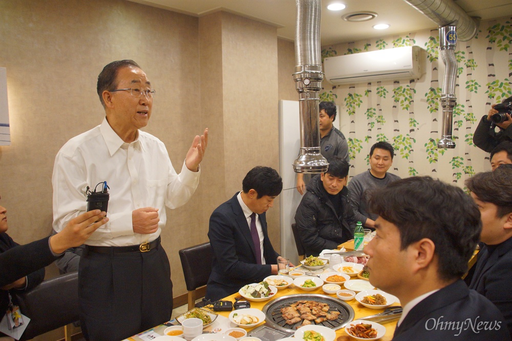  반기문 전 유엔 사무총장이 18일 오후 대구시 서구 한 식당에서 청년들과 대화를 하고 있다.