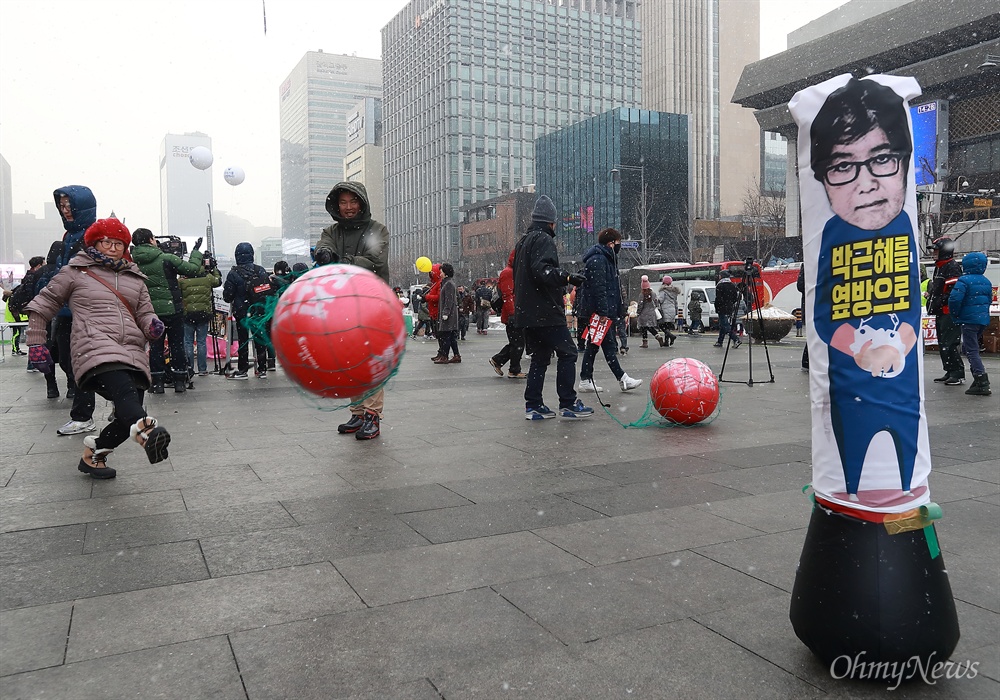 분노한 시민들 "뻥! 뻥!" ‘박근혜 즉각퇴진과 조기탄핵을 촉구하는 13차 범국민행동의 날’인 21일 오후 서울 광화문광장에서 박근혜, 최순실, 김기춘, 삼성 이재용 등에 대한 처벌을 촉구하며 시민들이 공차기를 하고 있다.