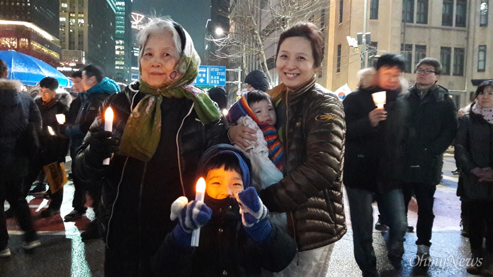  친정엄마, 자녀들과 함께 21일 오후 서울 광화문에서 열린 13번째 촛불집회에 참석한 서동희씨.