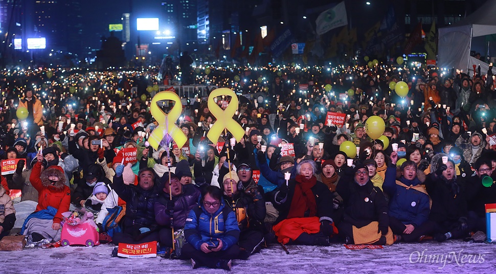 매서운 혹한 속 박근혜 퇴진 제13차 촛불집회  21일 오후 서울 종로구 광화문광장에서 열린 '내려와 박근혜 바꾸자 헬조선 설맞이 촛불-13차 범국민행동의 날'에 참석한 시민들이 박 대통령의 즉각 퇴진과 재벌도 공범이다며 구속수사를 촉구하고 있다.