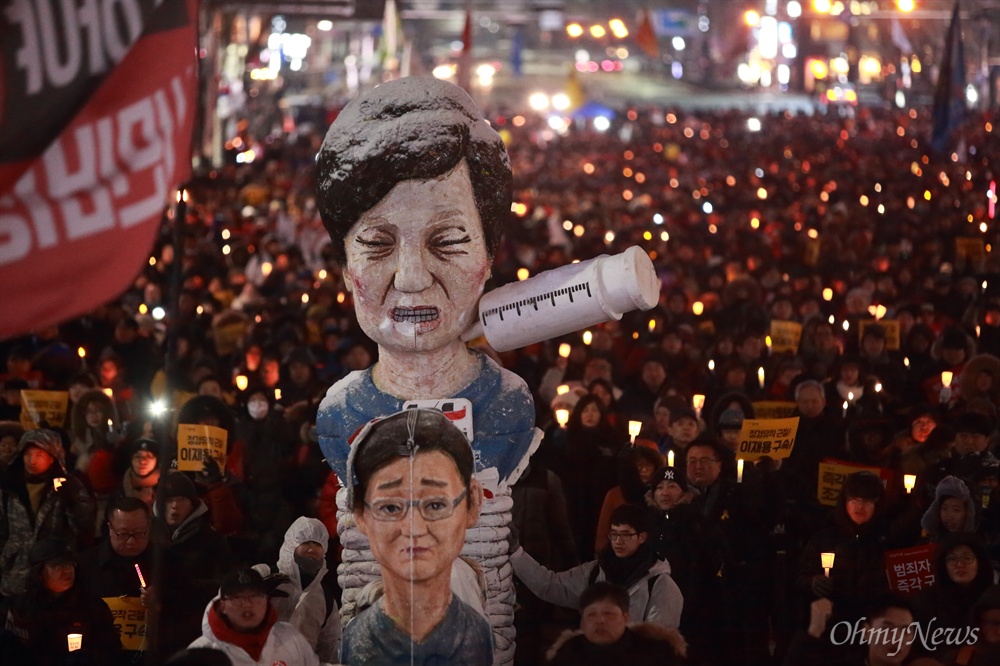 "국정농단, 정경유착 처벌" 촉구 촛불행진 ‘박근혜 즉각퇴진 및 조기탄핵 제13차 범국민행동의 날’인 21일 오후 광화문광장에 모였던 시민들이 국정농단 및 정경유착 관계자들 처벌을 촉구하며 종로와 을지로 부근 SK, 롯데, 삼성 건물앞으로 행진하고 있다.