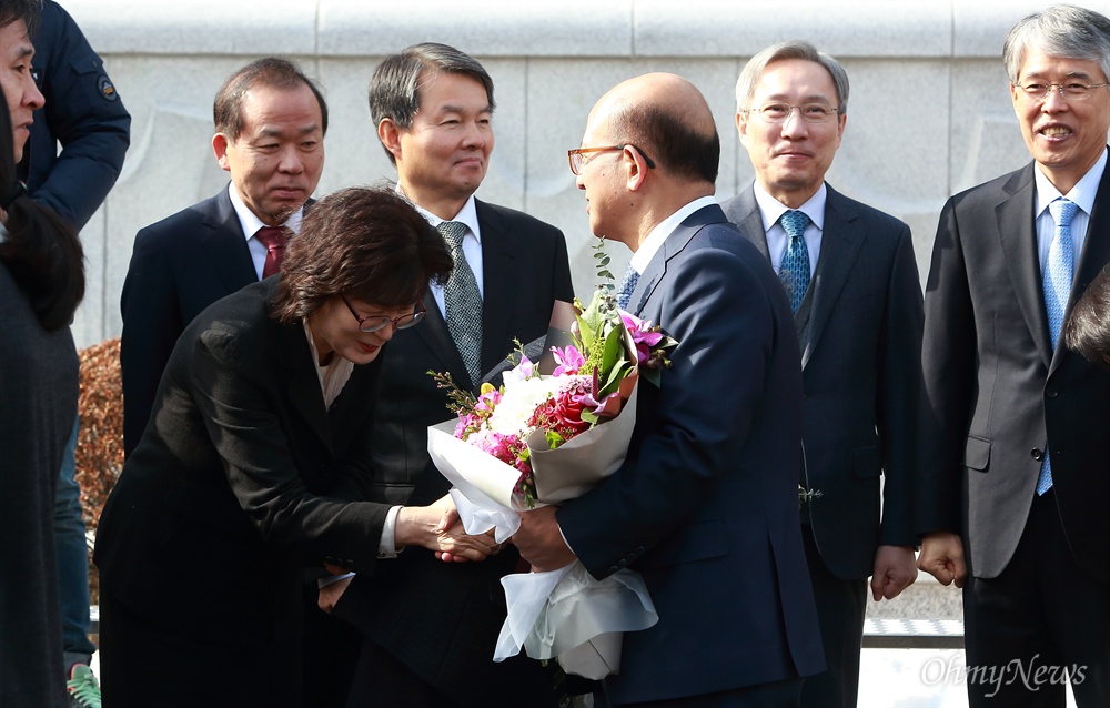 악수하는 박한철 소장과 이정미 권한대행 박한철 헌법재판소장이 31일 오전 종로구 재동 헌법재판소에서 퇴임식을 마친 뒤 권한대행을 맡은 이정미 재판관과 악수하고 있다.