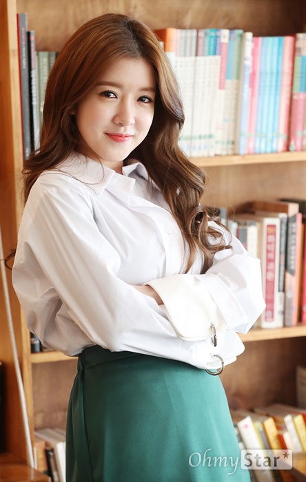  KBS 2TV 드라마 <맨몸의 소방관>에서 한진아 역의 배우 정인선이 25일 오전 서울 서교동의 한 카페에서 인터뷰에 앞서 포즈를 취하고 있다.