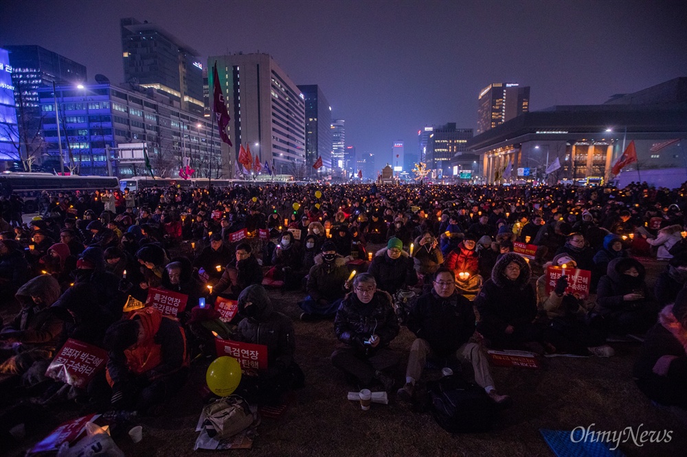   4일 오후 서울 종로구 광화문광장에서 열린 '2월에는 탄핵하라-14차 범국민행동의 날' 집회에 참가한 시민들이 촛불을 밝히고 있다.