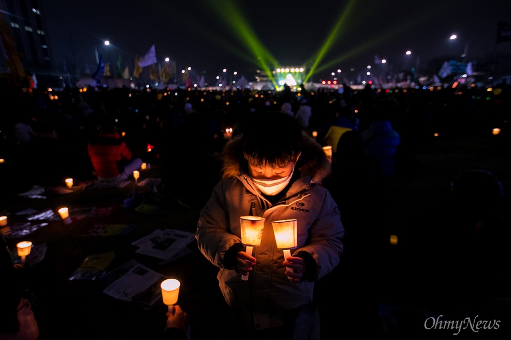   4일 오후 서울 종로구 광화문광장에서 열린 '2월에는 탄핵하라-14차 범국민행동의 날' 집회에 참가한 시민들이 촛불을 밝히고 있다.