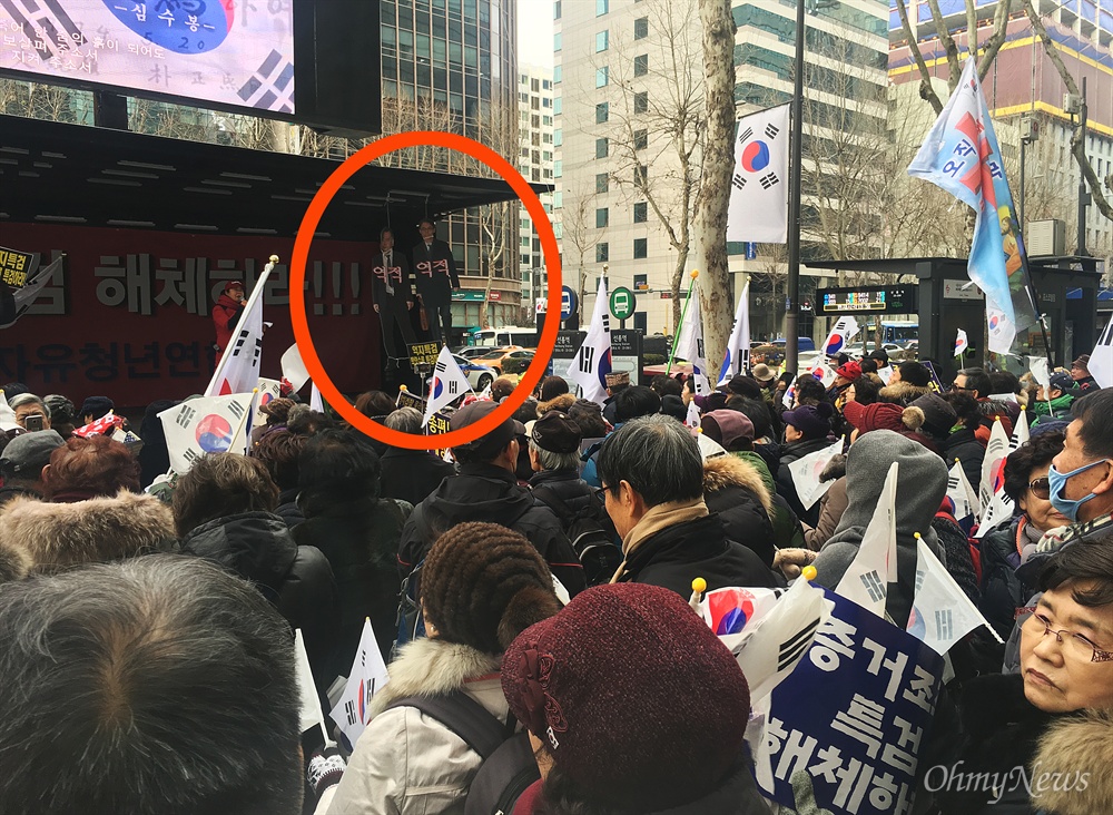 소름돋는 박 대통령 지지자들 시위 최순실 등 비선실세 국정농단 사건을 수사중인 박영수 특검 사무실이 있는 서울 강남구 대치동 선릉역 부근 대치빌딩앞에서 7일 오후 자유청년연합 등 박근혜 대통령 지지자들이 박영수 특검과 이규철 특검보 모형을 목 매달아 놓은 채 ‘특검해체’ 시위를 벌이고 있다.