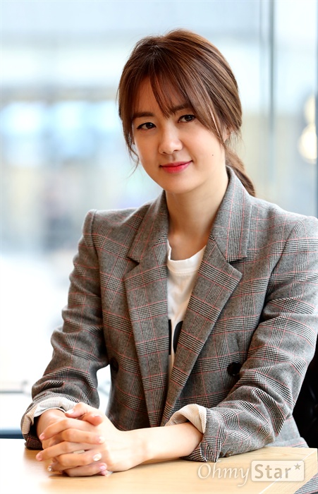  영화 <그래, 가족>에서 수경 역의 배우 이요원이 8일 오후 서울 소격동의 한 카페에서 인터뷰에 앞서 포즈를 취하고 있다.