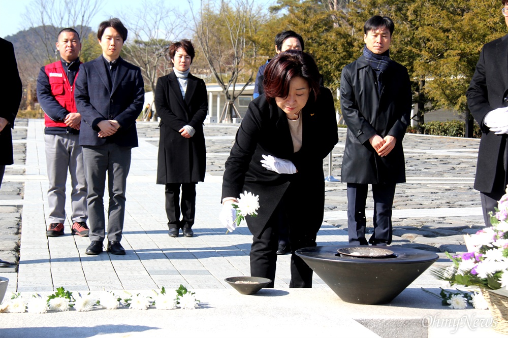  정의당 심상정 대표가 10일 오전 김해 봉하마을 고 노무현 전 대통령 묘소를 참배했다.