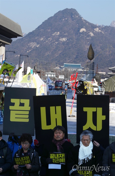  민중총궐기투쟁본부에서 14일 오전 서울 광화문광장에서 2.25민중총궐기 선포 기자회견을 열고 탄핵 2월 인용, 국민참여호소,  집중행동계획에 대해 발표하고 있다. 그 뒤편으로 청와대와 ‘퇴진’ 조형물이 보이고 있다.