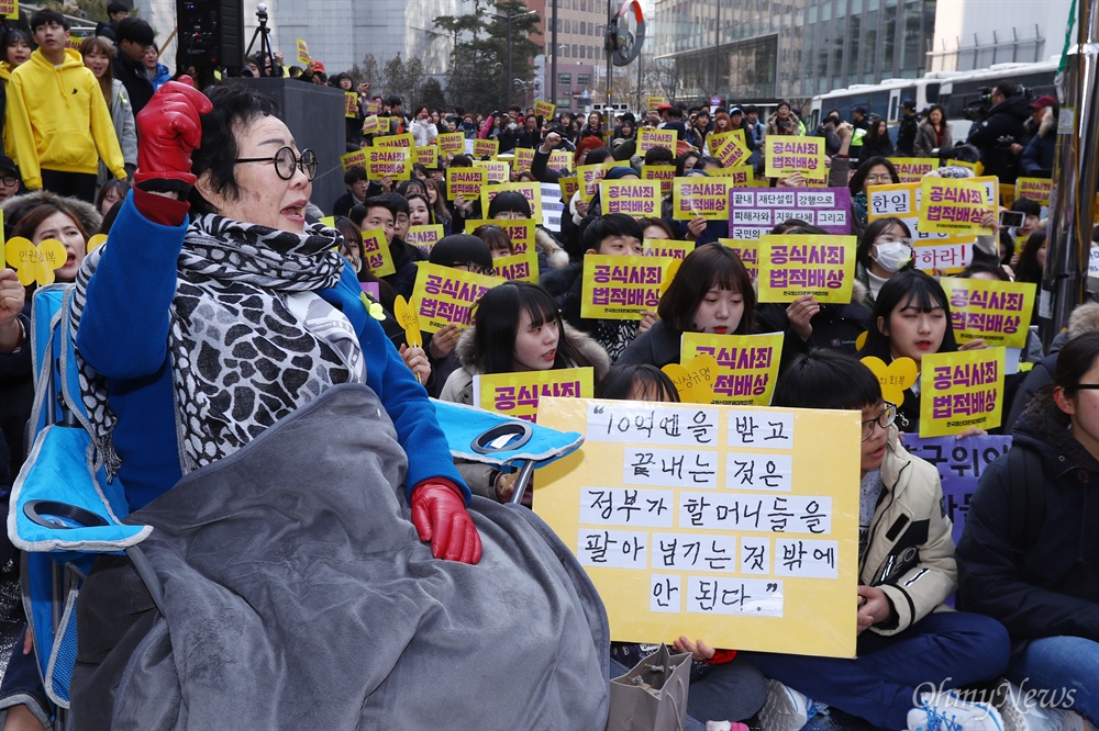  15일 오전 서울 종로구 일본대사관 앞에서 일본군 성노예 문제해결을 위한 제1270차 정기 수요집회가 열리고 있다.