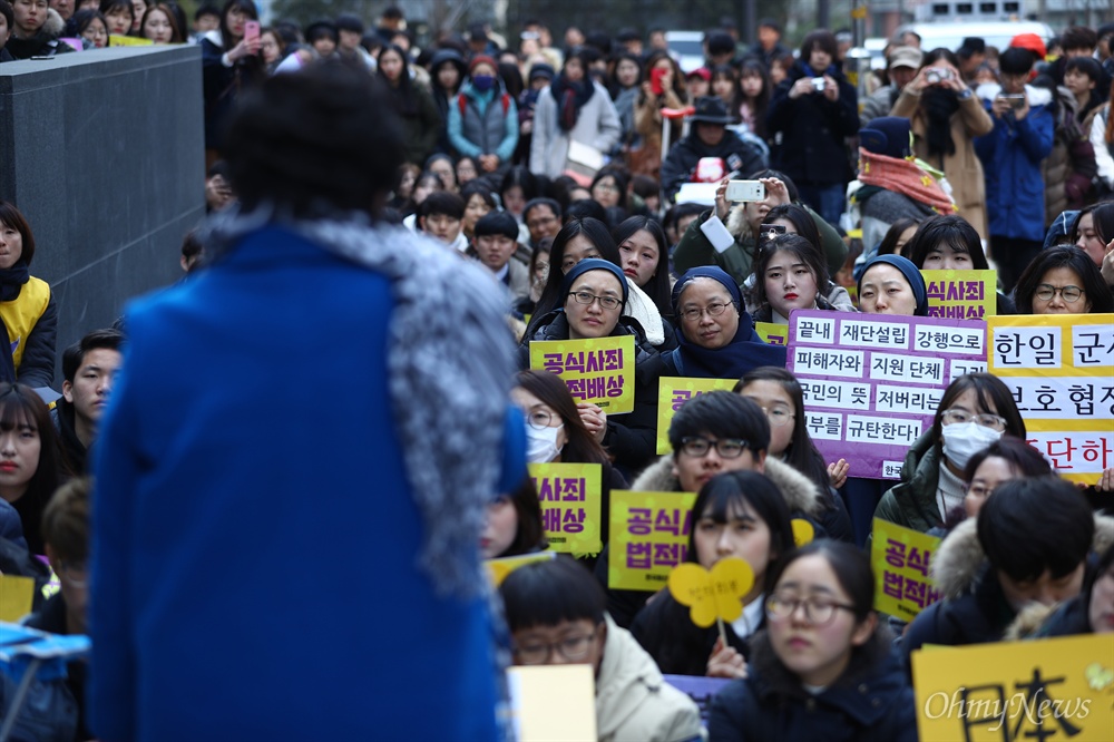  15일 오전 서울 종로구 일본대사관 앞에서 일본군 성노예 문제해결을 위한 제1270차 정기 수요집회가 열리고 있다.