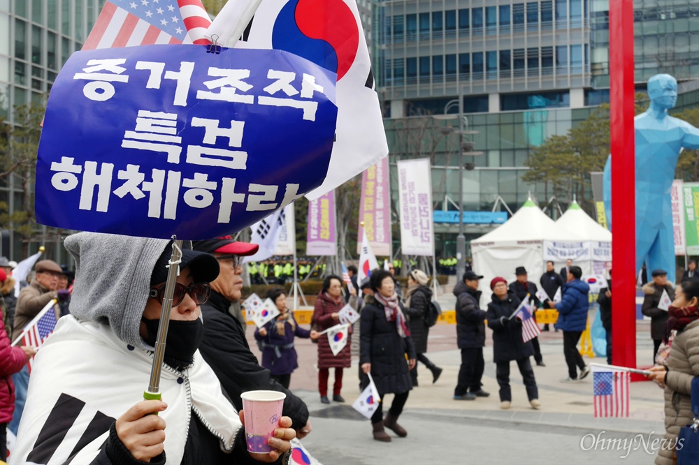  16일 오후 2시, 서울 상암동 MBC 앞에서 대한민국애국시민연합이 주최하는 '언론 왜곡 규탄 및 언론노조 해제 요구 집회'가 열렸다. 애초 20여 명으로 시작했던 집회는 시간이 지나면서 100여 명 가까이 불어났다. 이들은 "MBC 노조 해체", "헌법재판소의 탄핵 심판 자체가 위헌"이라며 목소리를 높였다. 아울러 집회에 항의하는 시민들과 실랑이를 벌이기도 했다.