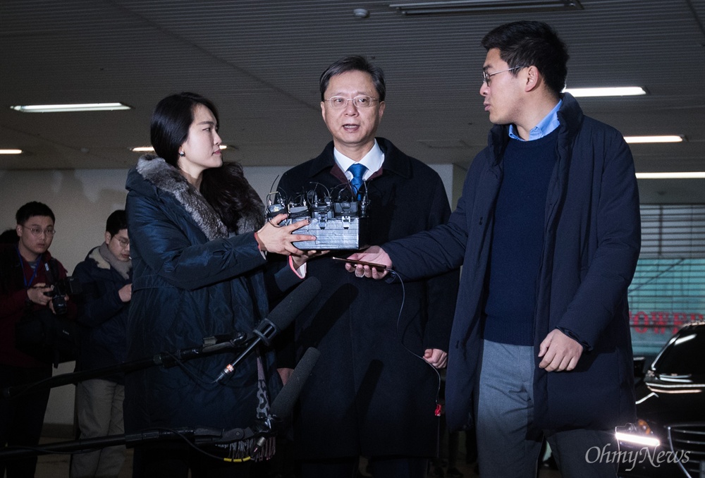  우병우 전 청와대민정수석이 18일 오전 서울 강남구 박영수 특검사무실에 조사를 받기 위해 출석하고 있다. 