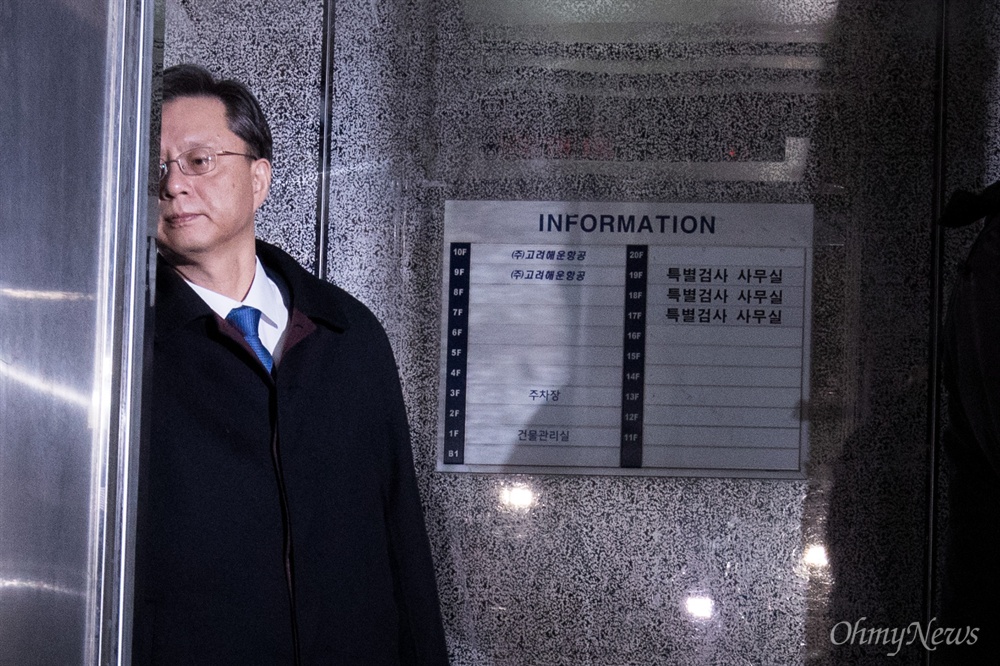  우병우 전 청와대민정수석이 18일 오전 서울 강남구 박영수 특검사무실에 조사를 받기 위해 출석하고 있다. 