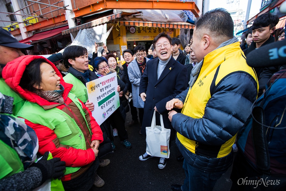  대선예비후보 이재명 성남시장이 20일 오전 경기도 성남 상대원재래시장을 방문해 성남시에 거주하는 청년들과 함께 청년배당(기본소득) 체험행사를 하고 상인들과 대화를 하고 있다. 