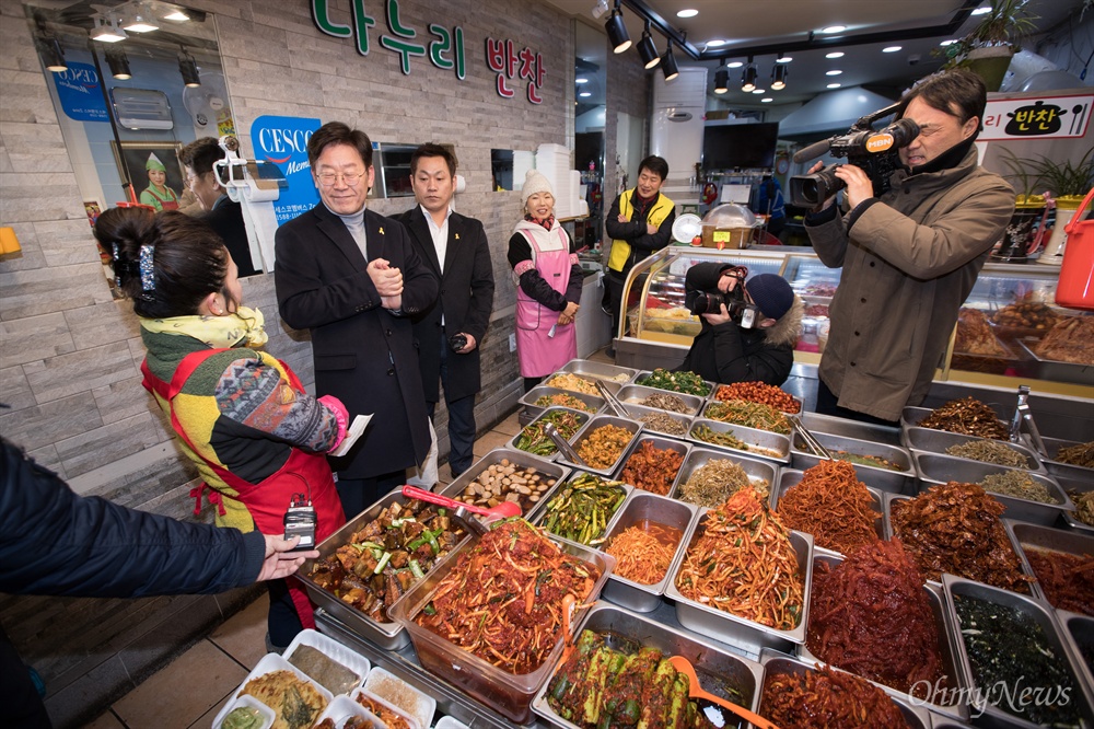 이재명 반찬가게에서도 지역화패  대선예비후보 이재명 성남시장이 20일 오전 경기도 성남 상대원재래시장을 방문해 성남시에 거주하는 청년들과 함께 청년배당(기본소득) 체험행사를 하고 있다. 이 시장은 물품 구매를 청년배당 지역화패인 성남사랑 상품권으로 현금 대신 지불 했다.