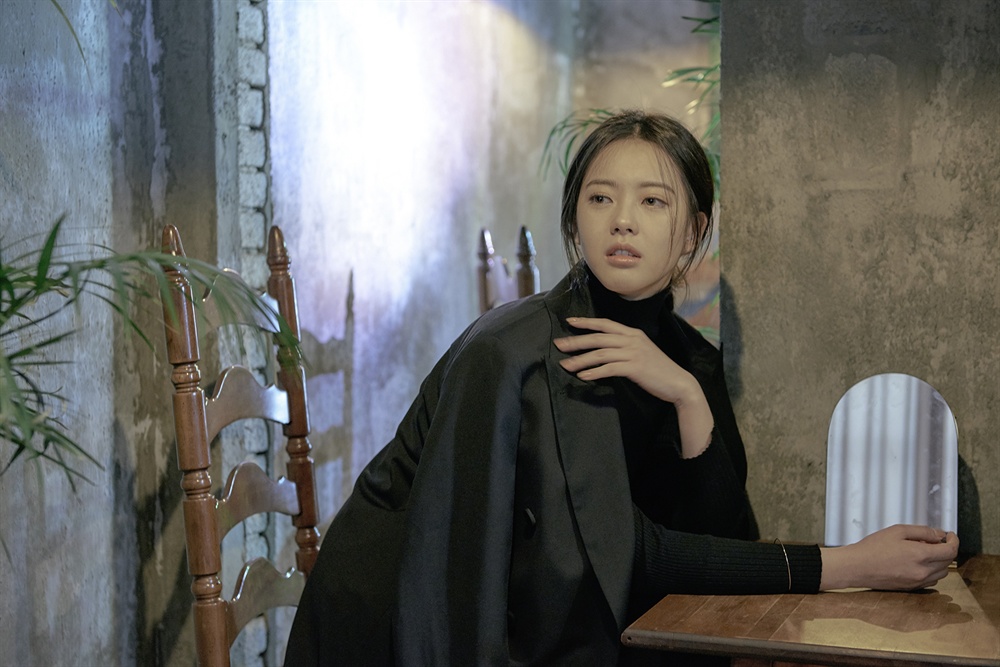 KBS 2TV 수목드라마 <화랑>에서 아로 역을 맡은 배우 고아라가 21일 오후 인터뷰 전 포토타임을 갖고 있다. 배우 고아라는 <화랑>에서 진골 아버지와 천인 어머니 사이에서 태어나 무시를 당하기도 하지만 씩씩하게 삶을 살아가는 아로 역할을 맡았다. 