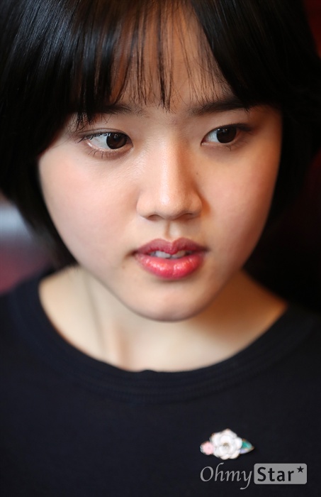 영화 <눈길>에서 소녀 종분 역의 배우 김향기가 21일 오후 서울 삼청동의 한 카페에서 인터뷰에 앞서 포즈를 취하고 있다.