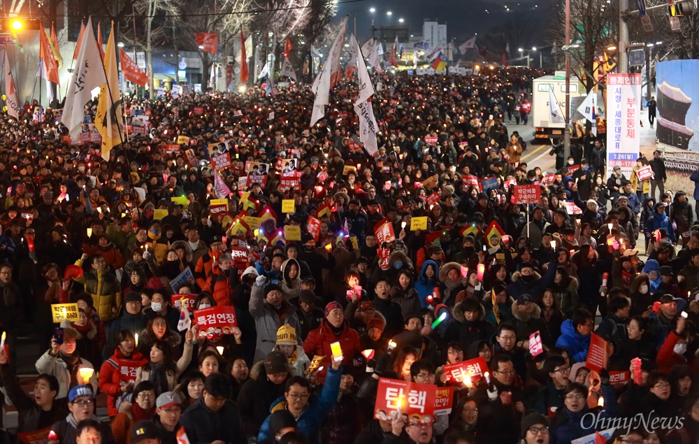 '탄핵인용' 촉구 헌재앞 행진 박근혜 대통령 취임 4주년을 맞은 25일 오후 서울 광화문광장에서 ’박근혜 4년, 이제는 끝내자! 2.25 전국집중 17차 범국민행동의 날’ 집회가 열렸다. 집회를 마친 시민들이 ‘탄핵인용’을 촉구하며 헌법재판소를 향해 행진하고 있다.