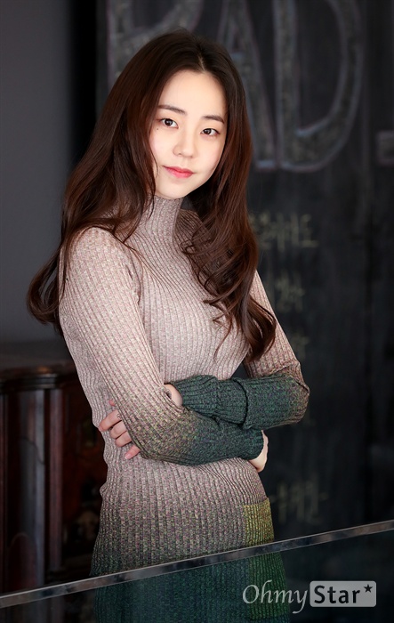  영화 <싱글라이더>에서 지나(유진아) 역의 배우 안소희가 23일 오후 서울 소격동의 한 카페에서 인터뷰에 앞서 포즈를 취하고 있다.