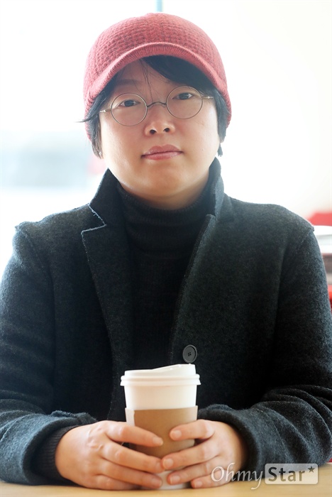  영화 <싱글라이더>의 이주영 감독이 23일 오후 서울 소격동의 한 카페에서 인터뷰에 앞서 포즈를 취하고 있다.