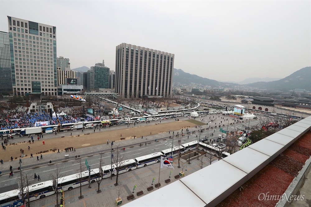 경찰 차벽으로 둘러싸인 광화문광장 1일 오후 서울 광화문광장에서 박근혜퇴진 촉구 제18차 범국민행동의 날 집회가 준비되는 가운데, 광장 주변 광화문네거리, 세종문화회관앞, 세종로공원에서 박근혜 탄핵기각을 요구하는 탄핵기각을 위한 국민총궐기운동본부(탄기국) 주최 집회가 열리고 있다. 경찰이 차벽으로 광화문광장을 에워싸 충돌을 막고 있다.