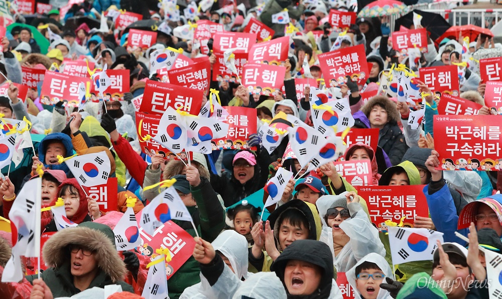 '노란리본 태극기' 든 촛불시민들 98주년 3.1절인 1일 오후 서울 광화문광장에서 열린 ‘박근혜 구속 만세! 탄핵인용 만세! 황교안 퇴진! 3.1절 맞이 박근혜 퇴진 18차 범국민행동의 날’ 집회에서 참석자들이 '노란리본 태극기'를 흔들고 있다.