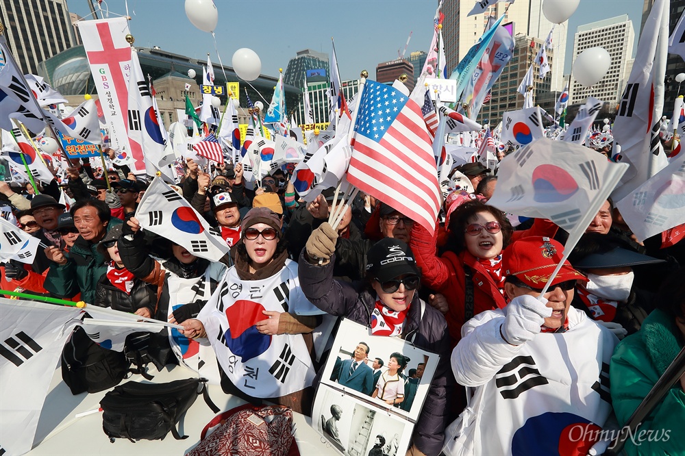 태극기-성조기 흔드는 박근혜 지지자들 4일 오후 서울 덕수궁 대한문앞과 서울광장에서 박사모 등이 참여한 '탄핵기각을 위한 국민총궐기 운동본부’(탄기국) 주최 제16차 박근혜 대통령 탄핵기각 대규모 집회가 열렸다. 