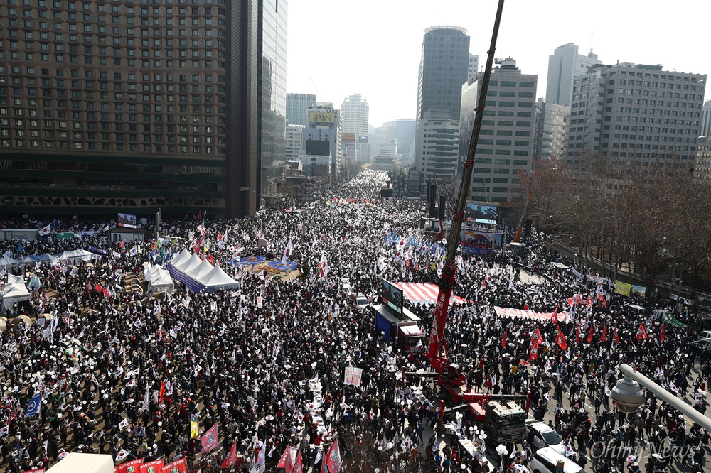 박근혜 탄핵 반대 탄기국 집회 4일 오후 서울 덕수궁 대한문앞과 서울광장에서 박사모 등이 참여한 '탄핵기각을 위한 국민총궐기 운동본부’(탄기국) 주최 박근혜 대통령 탄핵기각 16차 집회가 열리고 있다.