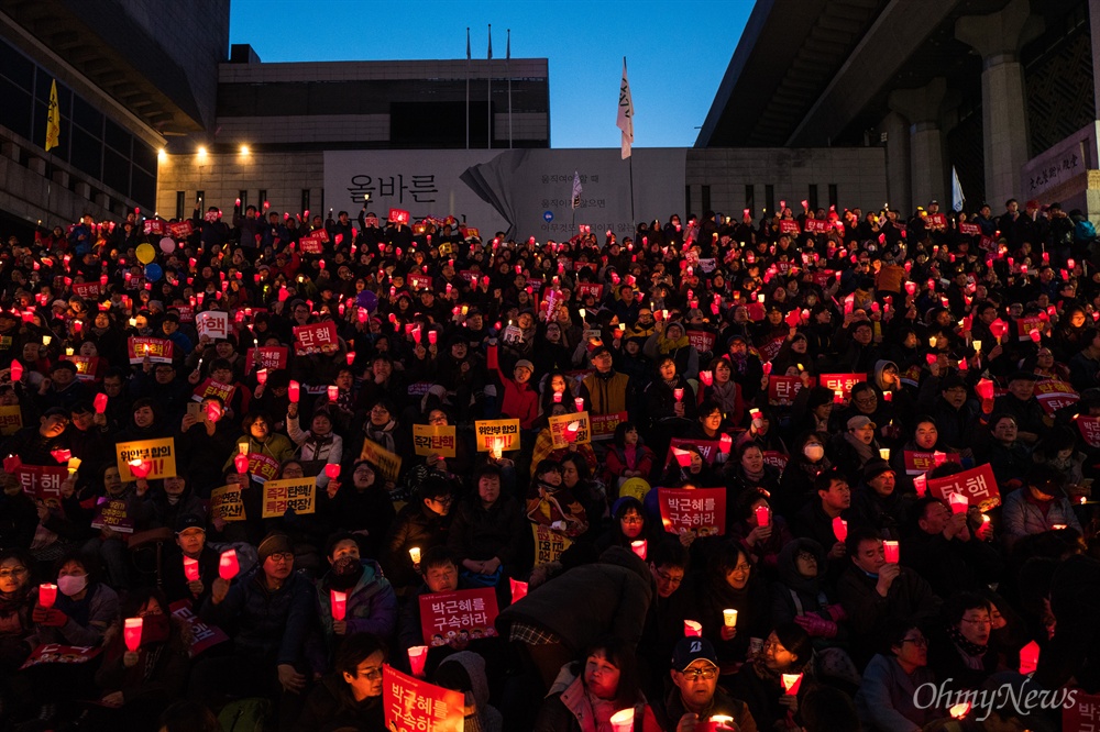  박근혜 대통령 탄핵심판 선고가 임박한 가운데 4일 오후 서울 광화문광장에서 박근혜정권퇴진비상국민행동(퇴진행동) 주최 ’박근혜 없는 3월, 그래야 봄이다! 헌재 탄핵인용! 박근혜 구속! 황교안 퇴진! 19차 범국민행동의 날’ 촛불집회가 열리고 있다. 