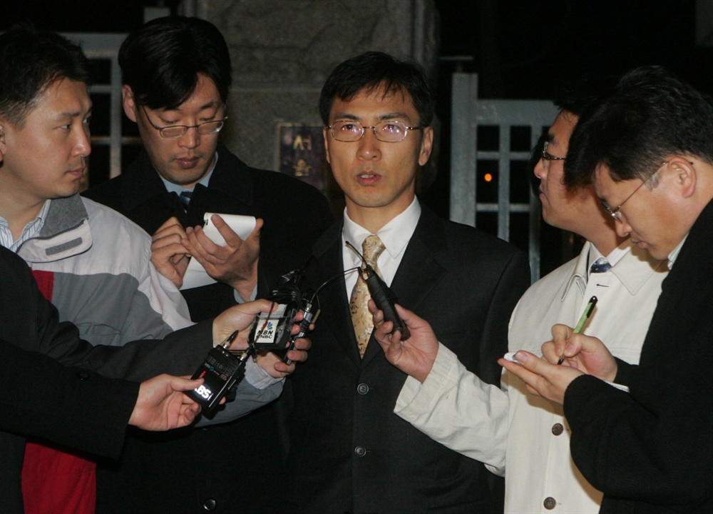 만기출소한 안희정 정치자금법 위반 혐의로 기소됐던 안희정 지사가 2004년 12월 10일 서울구치소에서 만기출소, 기자회견을 하는 모습   
