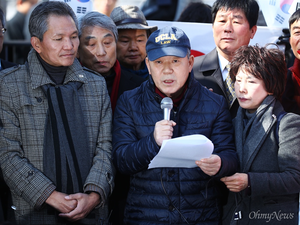 김평우 "헌재 8인 체재 판결 할 수 없다" 헌법재판소의 박근혜 대통령 탄핵심판 선고기일 발표가 예상되는 8일 오전 서울 종로구 헌법재판소 앞에서 대통령 측 대리인단 김평우 변호사가 기자회견을 열고 있다.