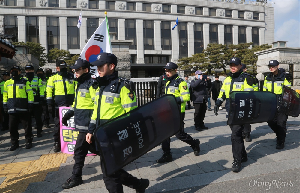 탄핵심판 앞두고 헌법재판소 긴장감 고조 박근혜 대통령의 탄핵심판 선고일을 하루 앞둔 9일 오전 서울 종로구 헌법재판소 앞에 경찰이 만일의 사태에 대비, 경찰차량을 동원해 외부인의 출입을 통제하고 있다.
이날 경찰은 헌법재판소 주변에 병력을 배치하는 등 경계태세를 강화하고 선고일인 내일 선고결과에 불복하는 과격 행위에 대비해 서울지역에 경찰 전원이 비상근무를 명령하는 가장 높은 단계의 갑호비상령을 내리기로 했다.