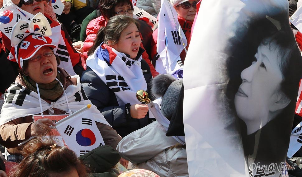 박근혜 파면 결정에 눈물 흘리는 친박 시민들 헌법재판소가 10일 오전 11시, 박근혜 대통령 탄핵안을 인용한 가운데, 이 소식을 접한 탄핵 반대 집회 참가자 일부가 눈물을 흘리고 있다. 